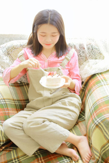 老是夹腿自慰一边屁股疼女人